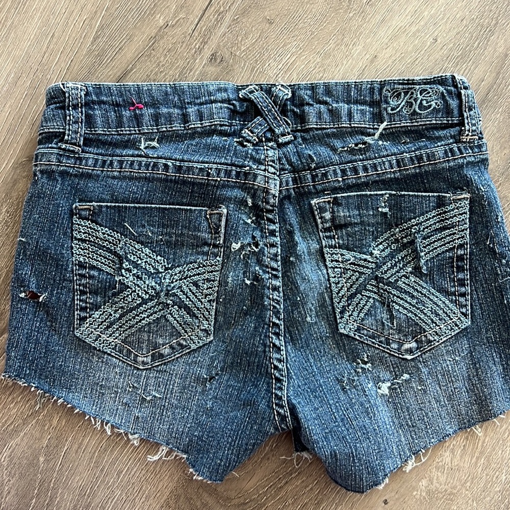 Distressed shorts - Picture 3 of 4